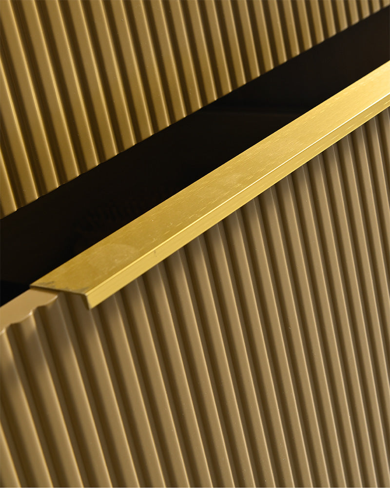 Détail finition cannelée du meuble salle de bain Erio en bois peint effet bois avec texture moderne