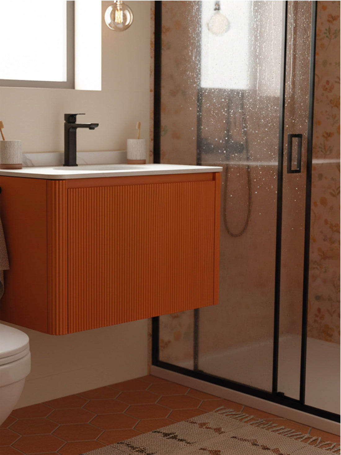 Aménagement d'une petite salle de bain avec meuble suspendu et vasque à poser