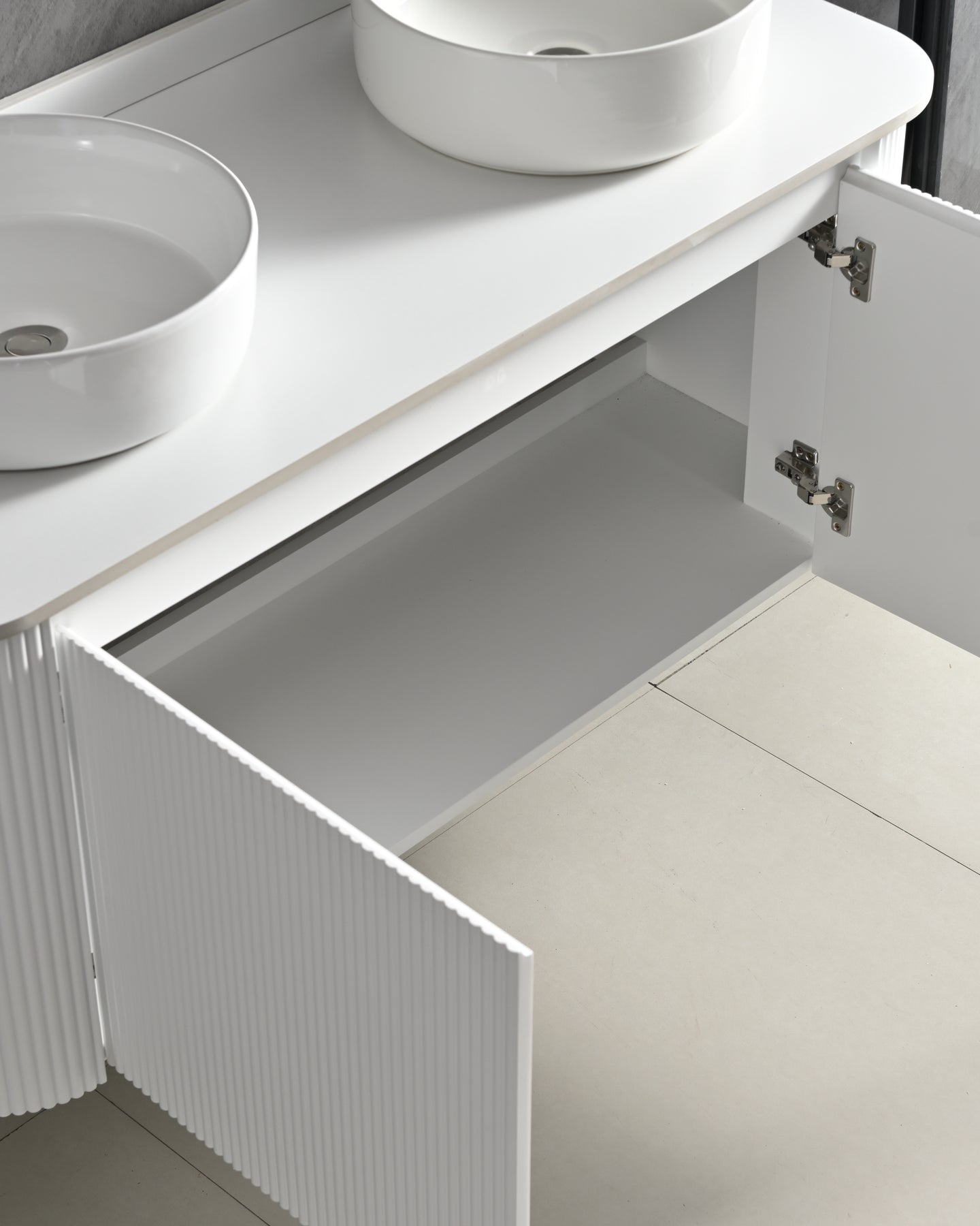 Intérieur meuble salle de bain suspendu Sienna blanc avec porte soft-close ouverte