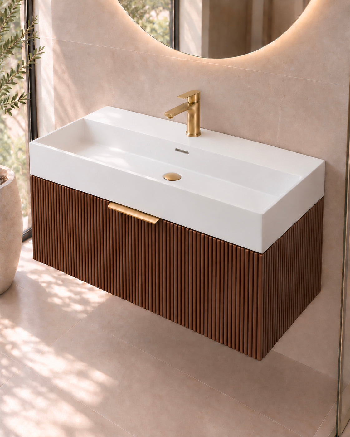 Vue de trois quarts du meuble suspendu Soha 80 cm avec façade cannelée en noyer et vasque en solid surface.