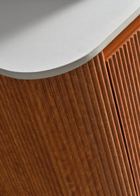 Détail façade cannelée du meuble salle de bain Alma en bois avec texture design moderne