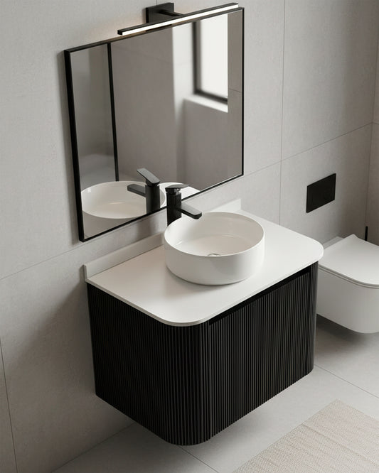 Meuble salle de bain Alma noir suspendu avec vasque et miroir dans une salle de bain moderne