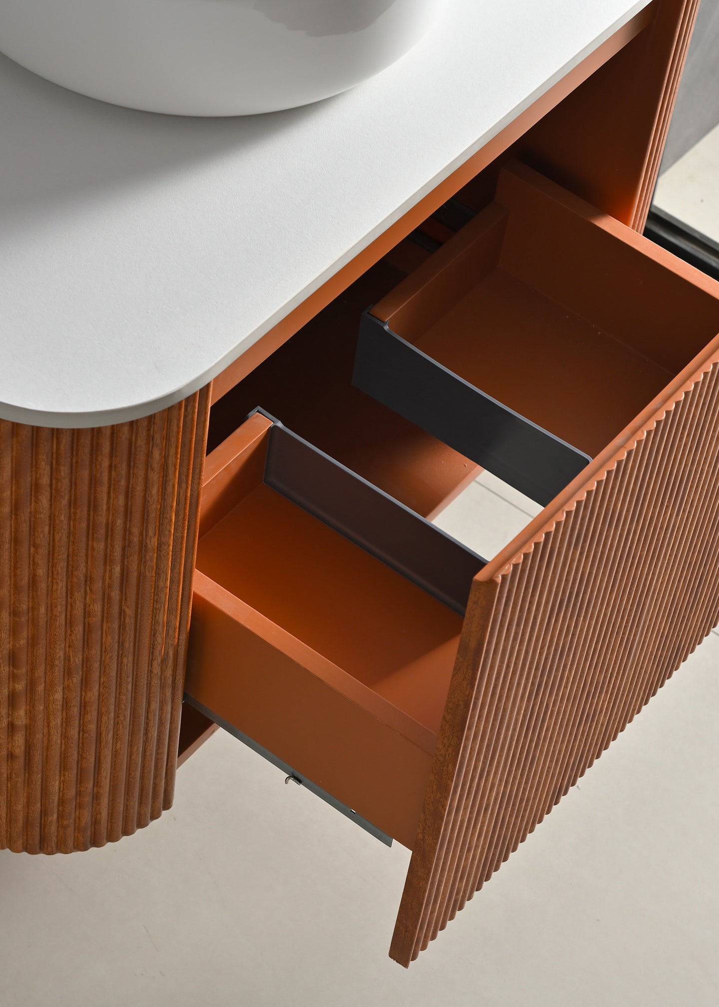 Détail tiroir meuble salle de bain Alma avec rangement intérieur et finition moderne