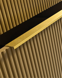 Détail finition cannelée du meuble salle de bain Erio en bois peint effet bois avec texture moderne