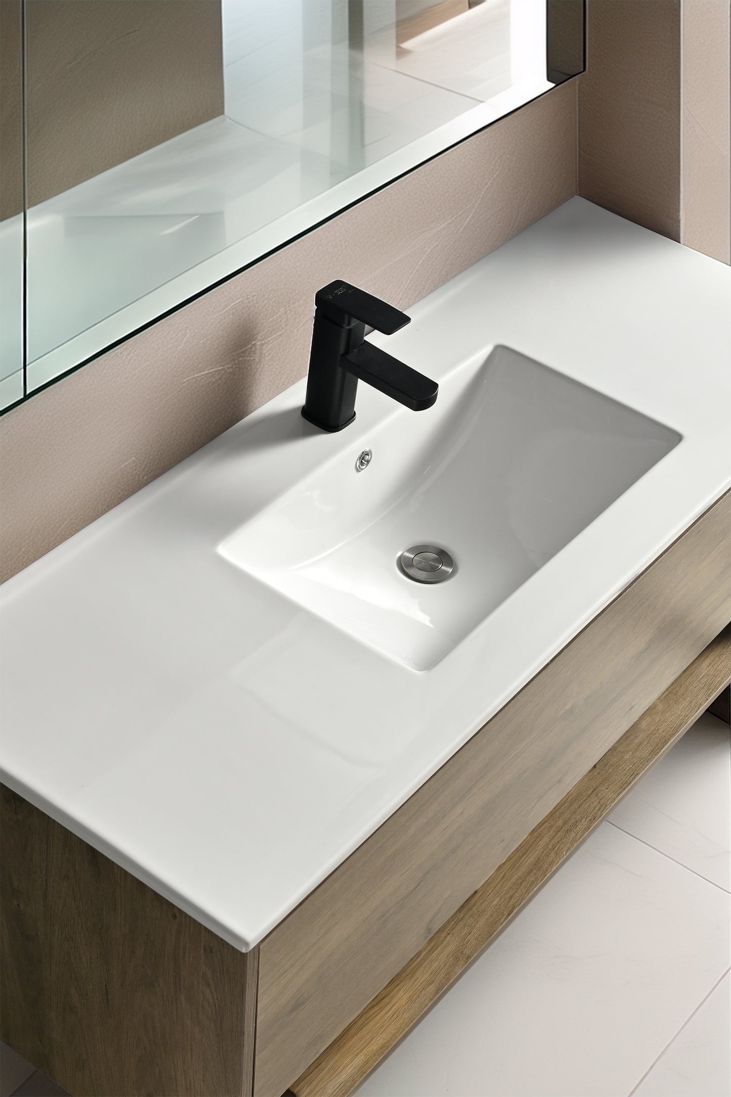 Meuble salle de bain bois avec vasque encastrée blanche et robinet noir, détail design moderne Inobath